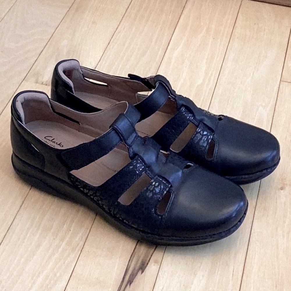 Clarks unstructured appley strap black shoes. Women’s size 9